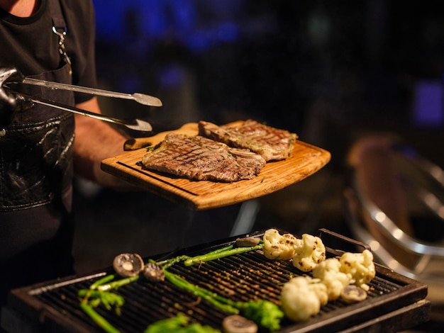 Leckere Steaks vom Grill im Garten