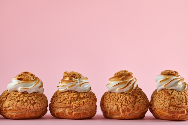 Leckere süße Cupcakes auf rosa Hintergrund. Platz für Text