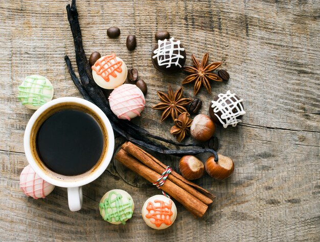 Leckere Süßigkeiten und Gewürze bei einer Tasse Kaffee.