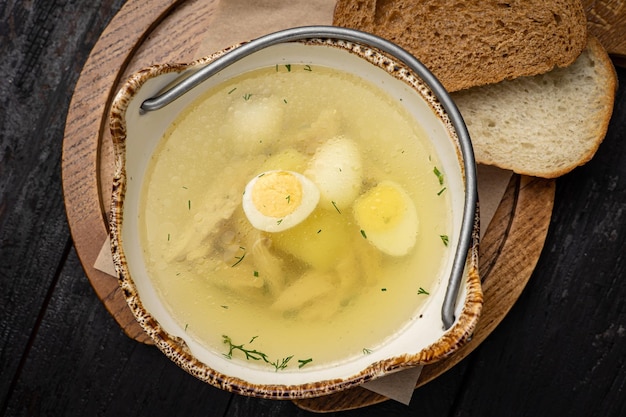 leckere suppe mit fleischbällchen auf einem dunklen tisch