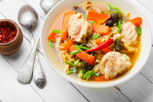 Leckere Suppe mit Hühnchen, Kürbis und Brokkoli.Hühnersuppe mit Nudeln und Gemüse