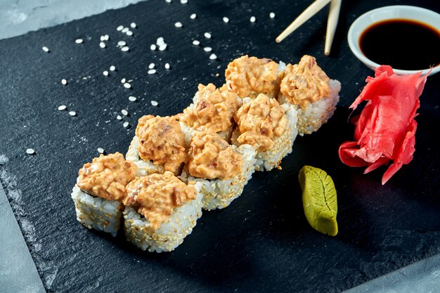 Foto leckere sushi-rollen mit sojasauce