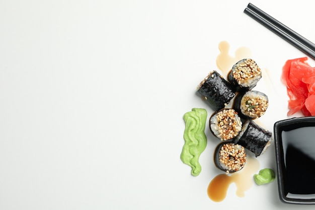 Leckere Sushi-Rollen, Saucen und Stäbchen