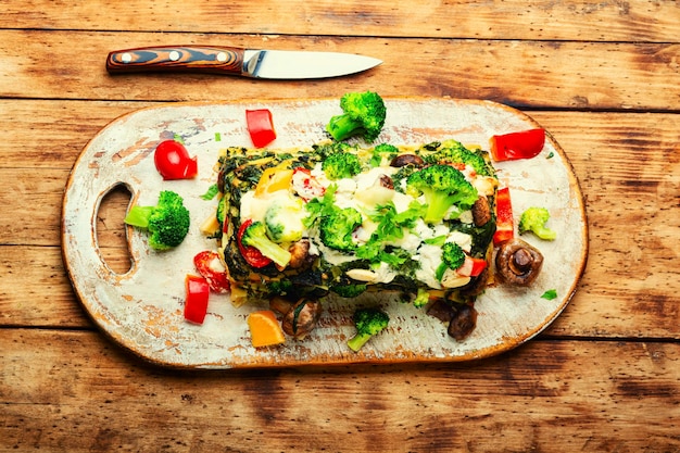 Leckere Terrine aus Lasagne, Brokkoli, Champignons und Paprika. Festliches Essen.