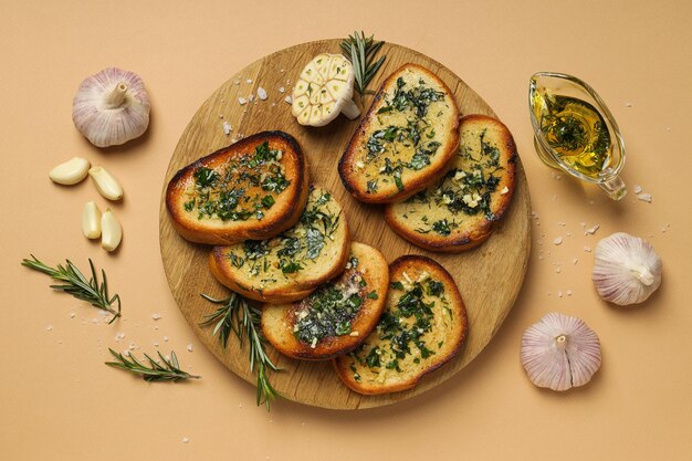 Leckere Toasts mit hausgemachten Knoblauchprodukten als Vorspeise