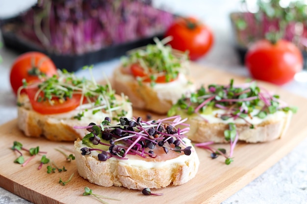 Leckere Toasts oder Bruschetta mit Microgreens auf dem Tisch Gesundes veganes Ernährungs- und Diätkonzept