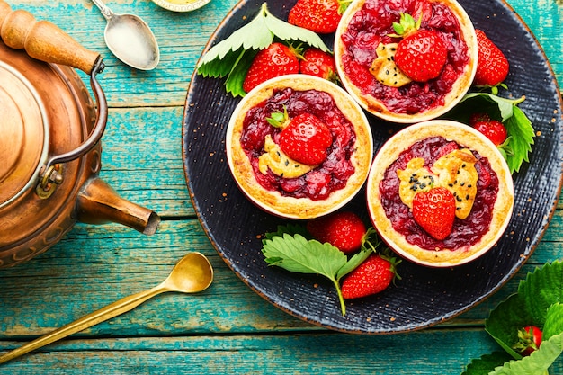 Leckere Törtchen mit Beerenmarmelade.Kuchen mit Erdbeeren.Süßigkeiten zum Tee