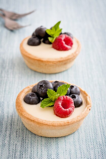 Leckere Törtchen mit Himbeeren und Blaubeeren