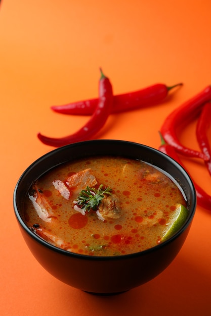 Leckere Tom Yum Suppe auf orange Hintergrund