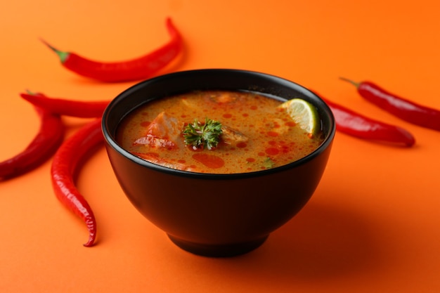Leckere Tom Yum Suppe auf orangem Hintergrund