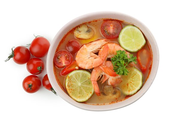 Leckere Tom-Yum-Suppe isoliert auf weißem Hintergrund