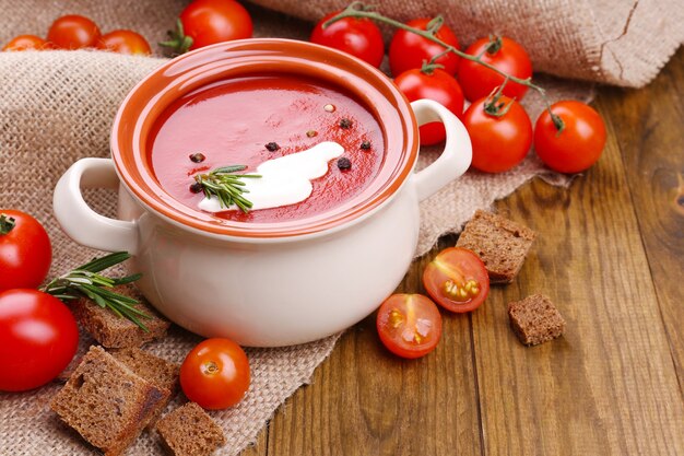 Leckere Tomatensuppe auf Holztisch