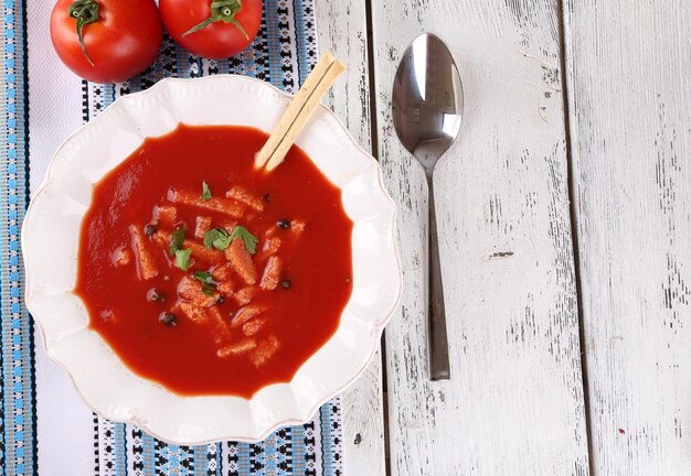 Leckere Tomatensuppe mit Croutons auf dem Tisch in der Nähe