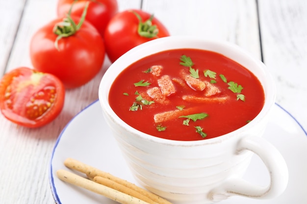 Foto leckere tomatensuppe mit croutons auf dem tisch in nahaufnahme