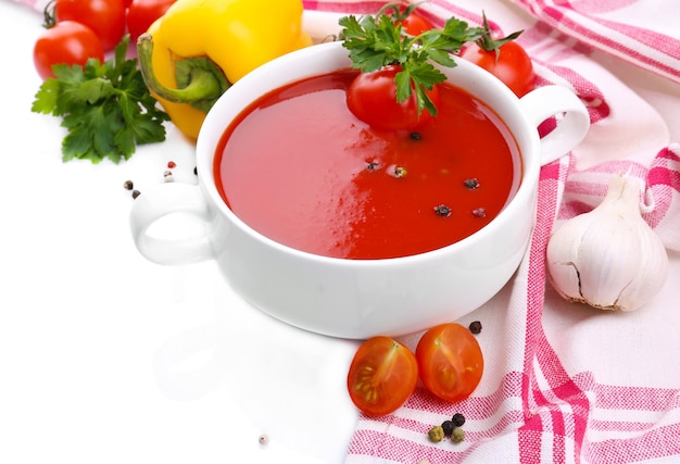 Leckere Tomatensuppe und Gemüse, isoliert auf weiss