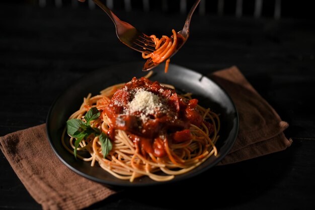 Leckere traditionelle italienische Pasta-Spaghetti mit frischer Tomatensauce, garniert mit Parmesankäsepulver