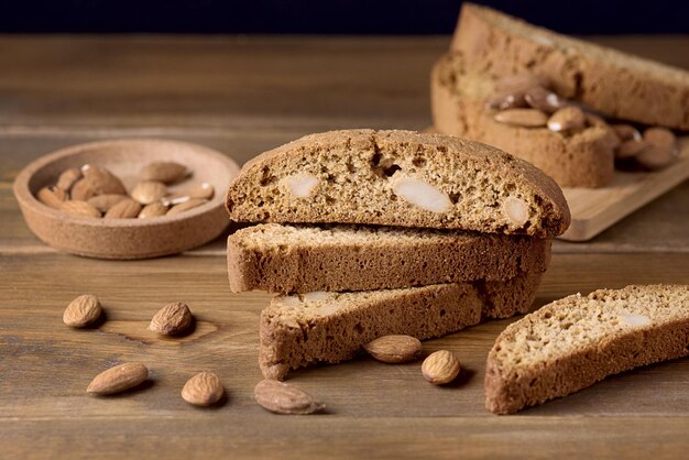 Leckere traditionelle italienische Süßigkeiten Biscotti oder Cantucci auf Holzhintergrund Italienische Biscotti