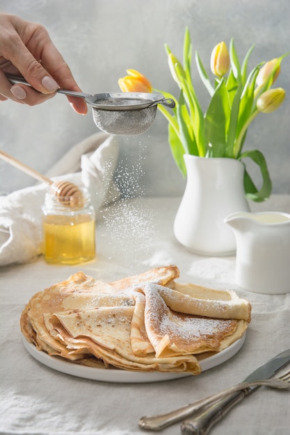 Leckere traditionelle russische Pfannkuchen, Honig. Frühling. Fastnacht.