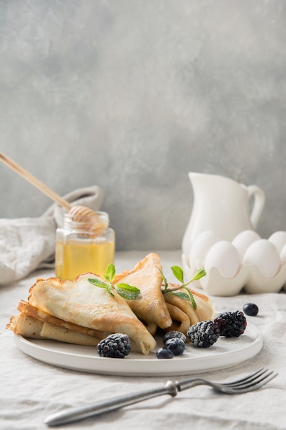 Leckere traditionelle russische Pfannkuchen, Honig. Frühling. Fastnacht.