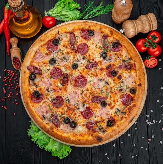 Leckere und frische Peperoni-Pizza mit Gemüse