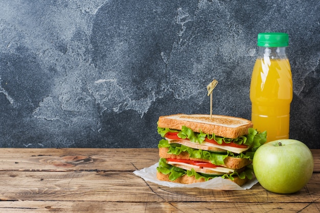 Leckere und frische Sandwiches, frischer Apfel und Orangensaft