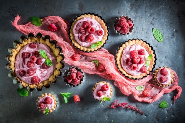 Leckere und frische Torten mit frischen Beerenfrüchten