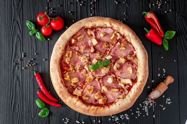 Leckere und große Pizza mit verschiedenen Fleischsorten