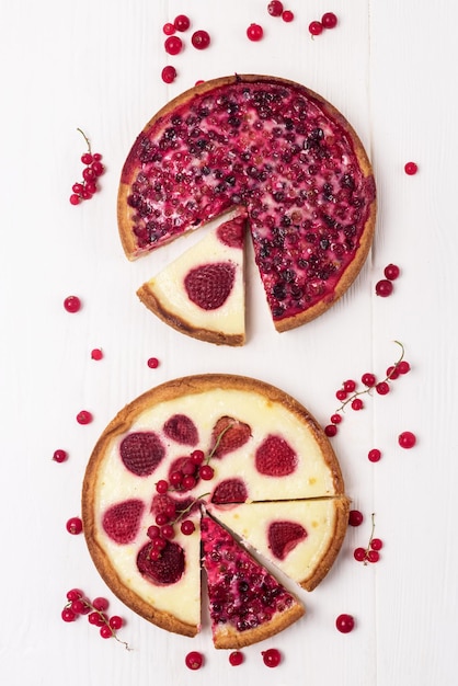 Leckere und hausgemachte Torte oder Torte mit Berry Dessert White Wooden Background Vertical