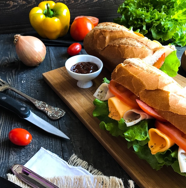 Leckere und leckere Sandwiches mit Pute, Schinken, Käse, Tomaten