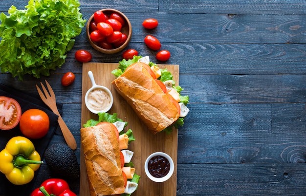 Leckere und leckere Sandwiches mit Pute, Schinken, Käse, Tomaten