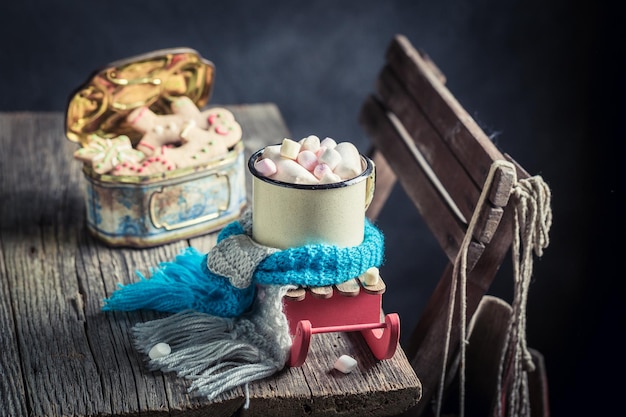 Leckere und süße Schokolade mit Marshmallows zu Weihnachten