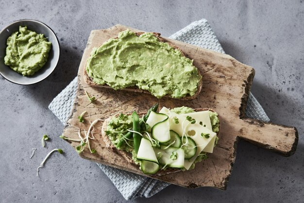 Leckere vegetarische grüne Toasts auf dem Tisch