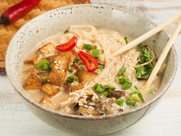 Leckere vegetarische Miso-Ramen-Suppe. asiatische Küche