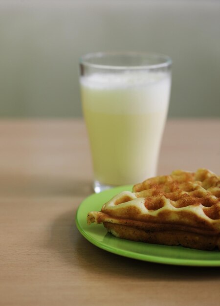 Leckere Waffel mit Milch