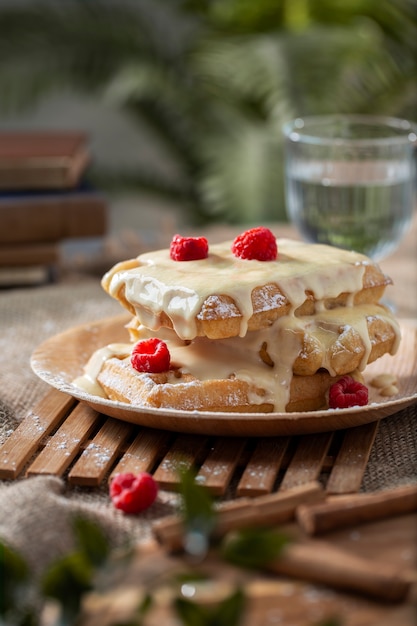 Leckere Waffeln mit Himbeeren auf dem Teller