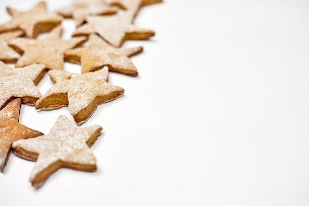 Leckere Weihnachtsplätzchen auf dem Tisch