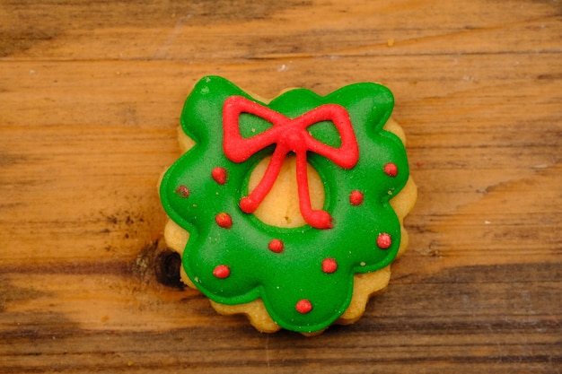 Foto leckere weihnachtsplätzchen auf einem holztisch. leckere bunte weihnachtskekse. weihnachtsnacht.