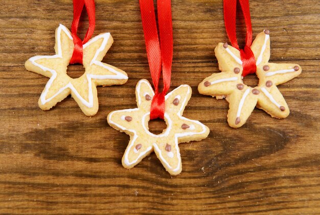 Leckere Weihnachtsplätzchen auf Holzuntergrund