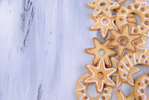 Leckere Weihnachtsplätzchen auf Holzuntergrund