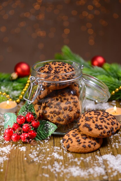 Leckere Weihnachtsplätzchen im Glas auf dem Tisch