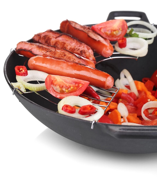 Leckere Würste im Wok, isoliert auf weiss