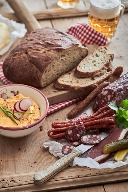 Leckere Würste in der Nähe von Hummus und Brot