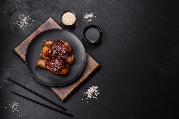 Leckere würzige Hähnchenkeulen mit Teriyaki-Sauce und Sesamsamen