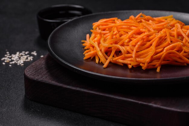Leckere würzige koreanische Karotte mit Gewürzen und Kräutern