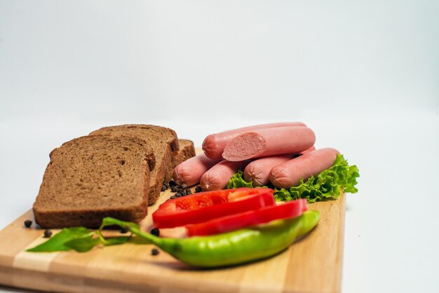 Leckere Wurst und Brot mit Salat und Tomaten