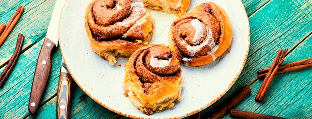 Leckere Zimtschnecken. Hausgemachte Zimtschnecken auf einem Teller. Appetitliche Brötchen