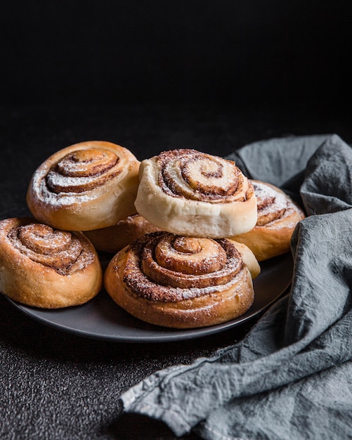 Foto leckere zimtschnecken mit kopierraum