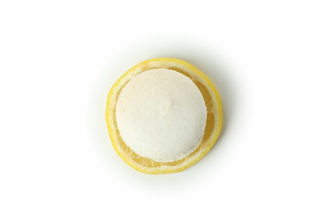 Leckere Zitronenmakronen isoliert auf weißem Hintergrund