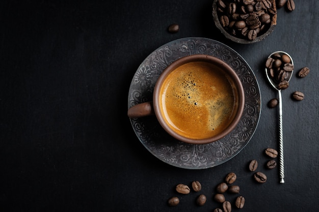Leckerer Americano-Kaffee in der Tasse mit Kaffeebohnen