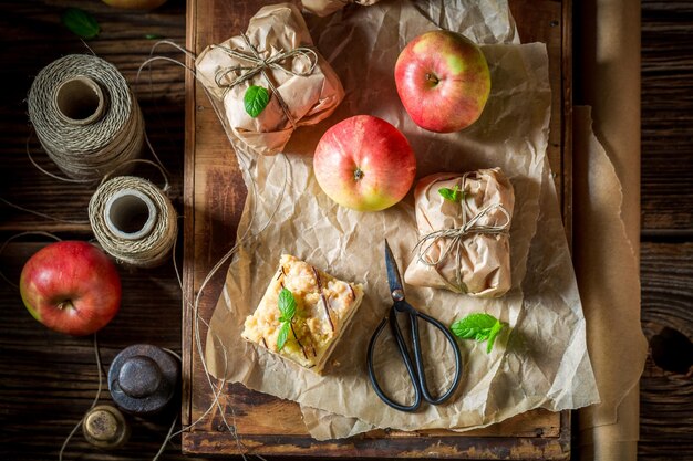 Leckerer Apfelkuchen zum Mitnehmen aus frischen Früchten